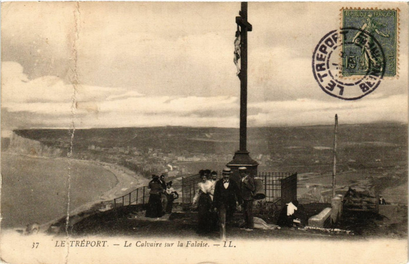 Carte postale ancienne Le Treport-Le Calvaire sur la Falaise au Tréport