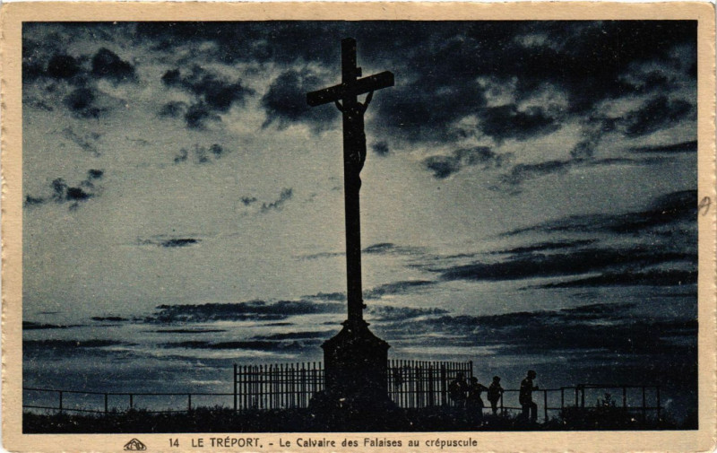 Carte postale ancienne Le Treport-Le Calvaire des Falaises au crepuscule au Tréport