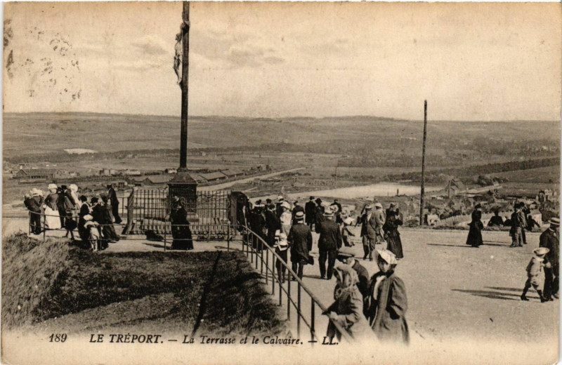 Carte postale ancienne Le Treport-La Terrasse et le Calvaire au Tréport