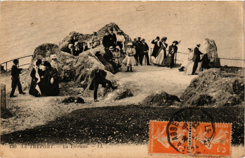 Carte postale ancienne Le Treport-La Terrasse au Tréport