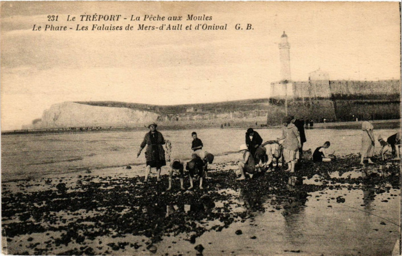 Carte postale ancienne Le Treport-La Peche aux Moules Le Phare. Les falaises de Mers au Tréport