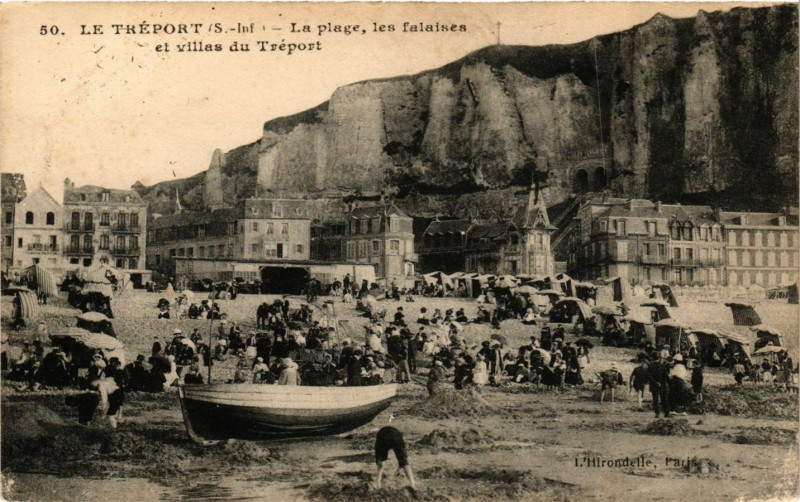 Carte postale ancienne Le Treport-La plage les falaises et villas du Treport au Tréport