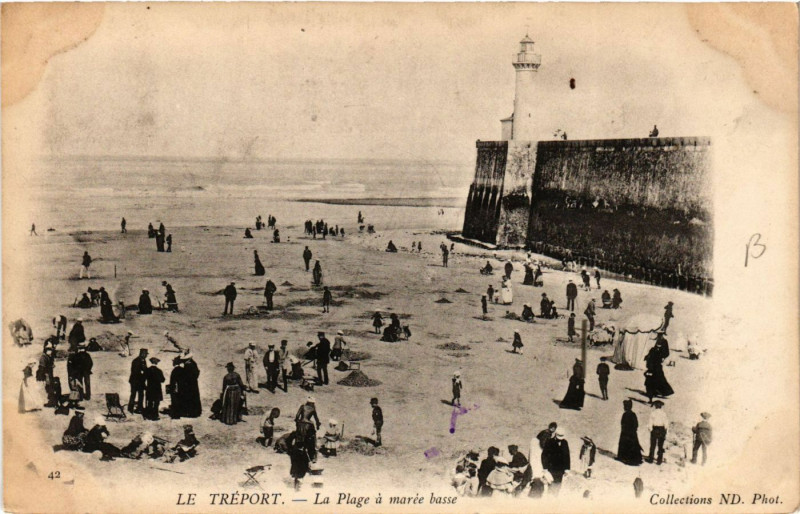 Carte postale ancienne Le Treport-La Plage a marée basse au Tréport