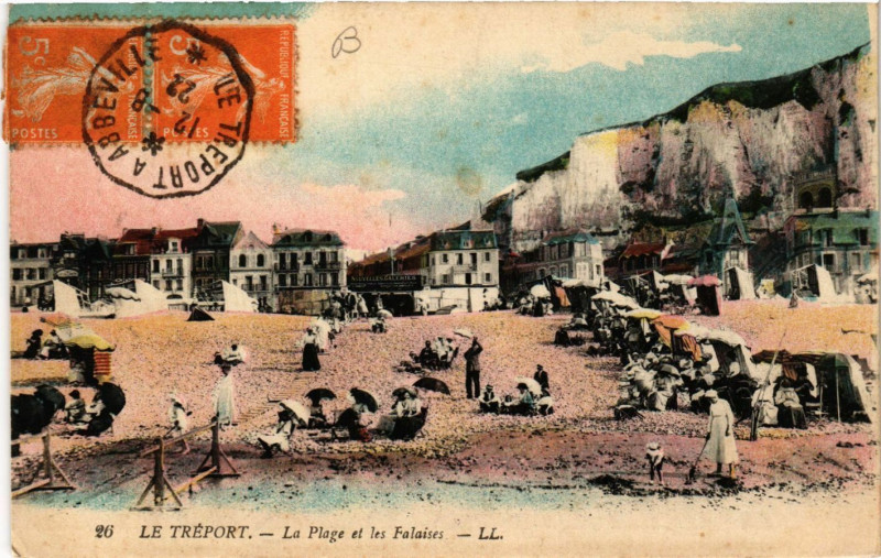 Carte postale ancienne Le Treport-La Plage et les Falaises au Tréport