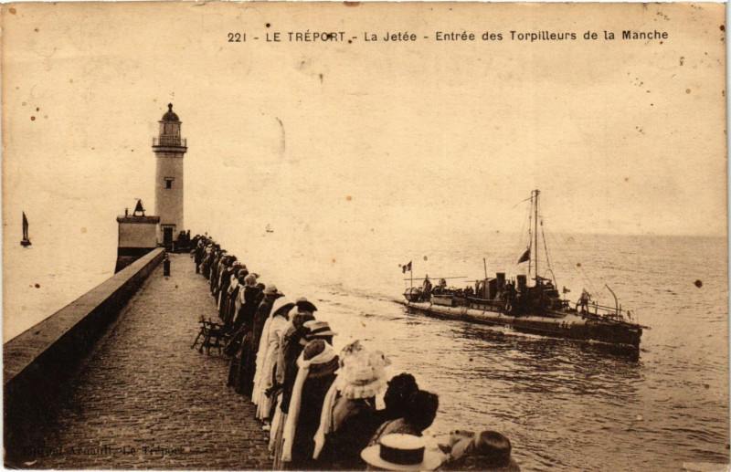Carte postale ancienne Le Treport-La Jetée Entrée des Torpilleurs de la Manche au Tréport