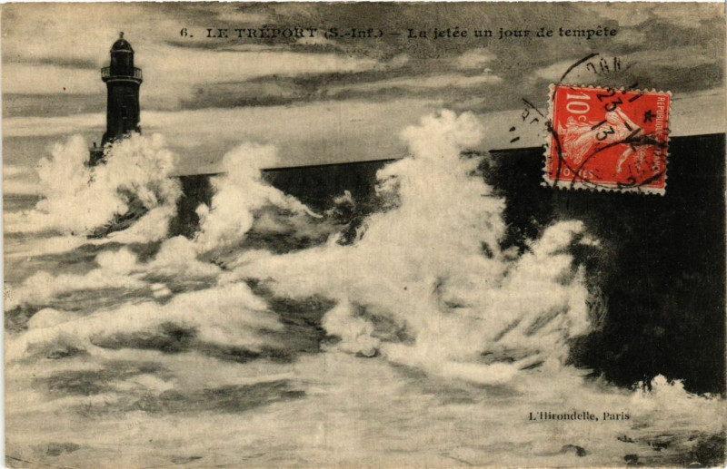 Carte postale ancienne Le Treport-La jetée un jour de tempete au Tréport