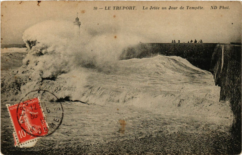 Carte postale ancienne Le Treport-La Jetée un Jour de Tempete au Tréport