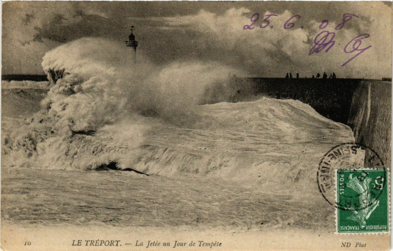 Carte postale ancienne Le Treport-La Jetée un Jour de Tempete au Tréport