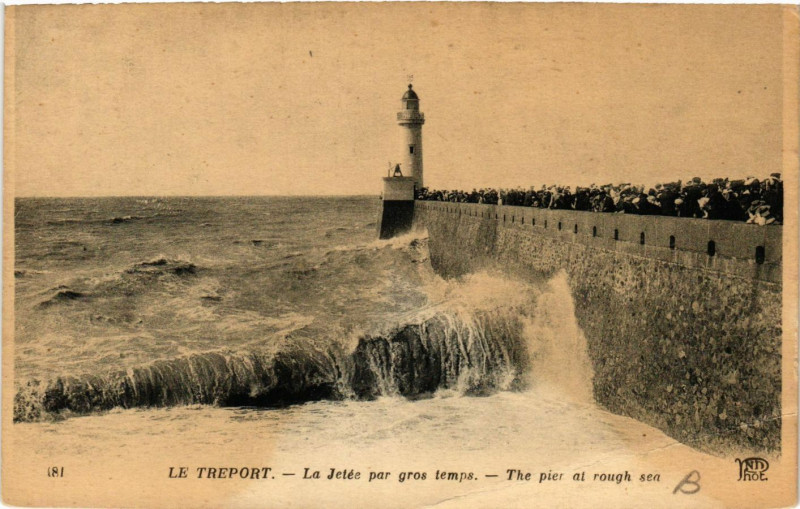Carte postale ancienne Le Treport-La Jetée par gros temps au Tréport