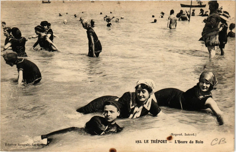 Carte postale ancienne Le Treport-L'heure du Bain au Tréport
