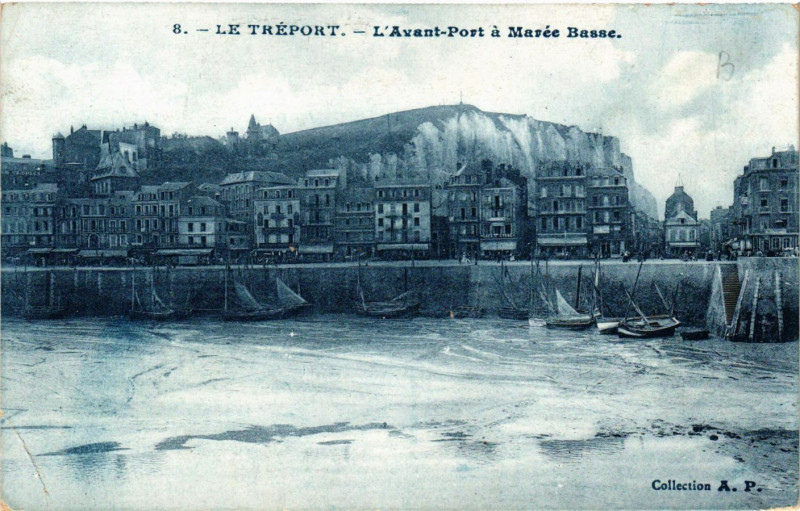 Carte postale ancienne Le Treport-L'Avant Port a Marée Basse au Tréport