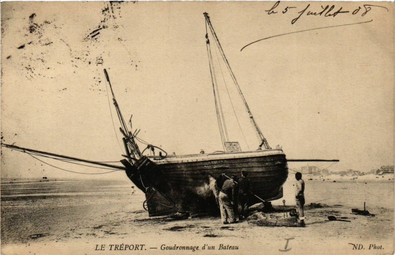 Carte postale ancienne Le Treport-Goudronnage d'un Bateau au Tréport