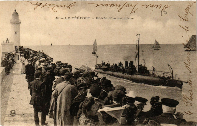 Carte postale ancienne Le Treport-Entrée d'un torpilleur au Tréport