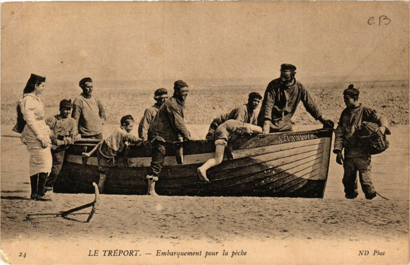 Carte postale ancienne Le Treport-Embarquement pour la peche au Tréport