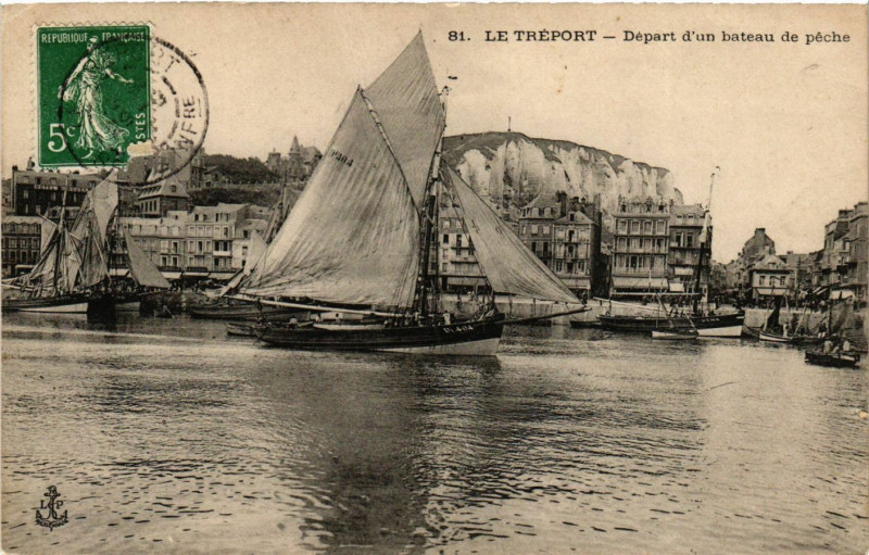 Carte postale ancienne Le Treport-Depart d'un bateau de peche au Tréport