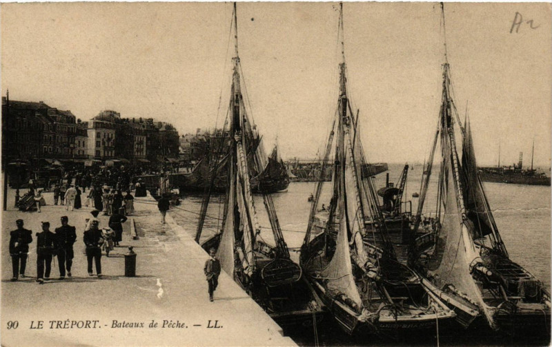 Carte postale ancienne Le Treport-Bateaux de Peche au Tréport