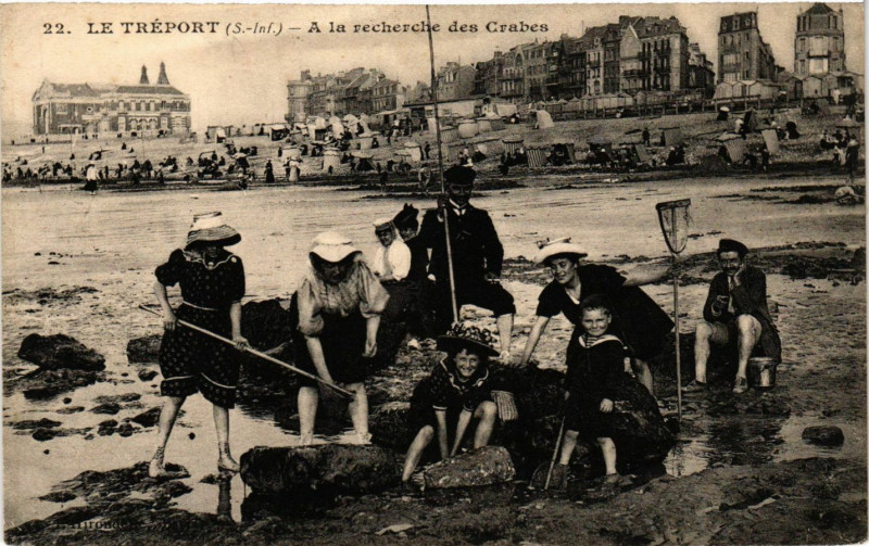 Carte postale ancienne Le Treport-A la recherche des Crabes au Tréport