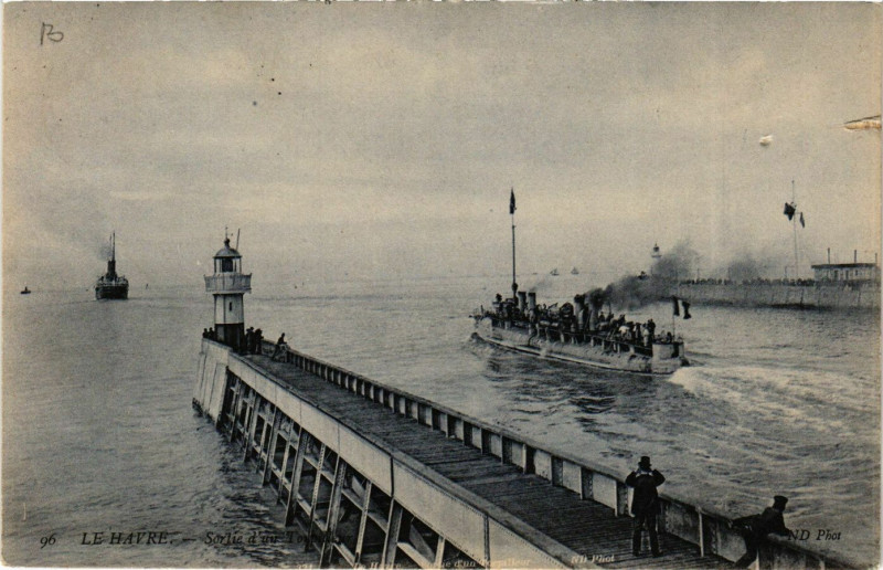 Carte postale ancienne Le Havre-Sortie d'un Torpilleur au Havre