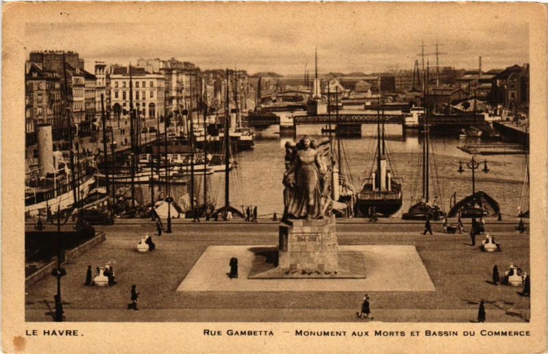 Carte postale ancienne Le Havre-Rue Gambetta Monument aux Morts et Bassin du Commerce au Havre