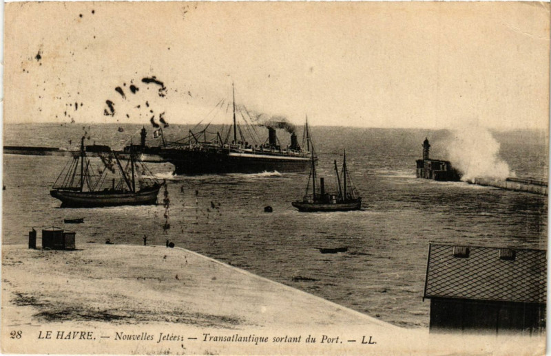 Carte postale ancienne Le Havre-Nouvelles Jetées-Transatlantique sortant du Port au Havre