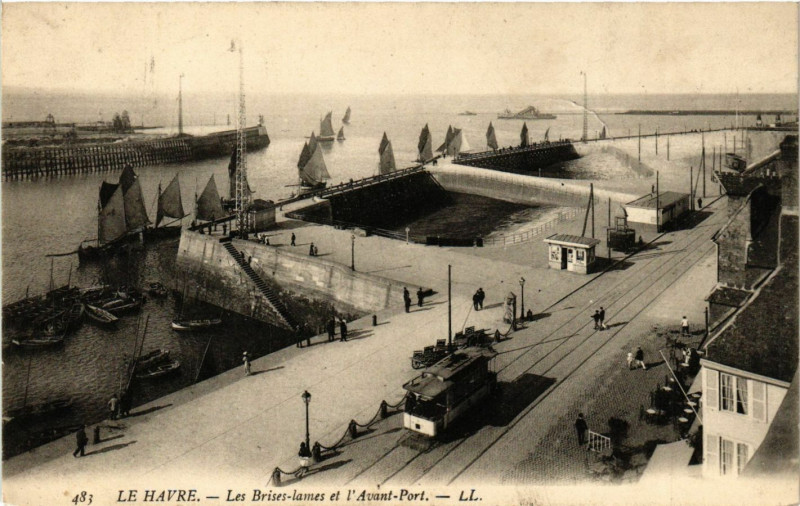 Carte postale ancienne Le Havre-Les Brises-lames et l'Avant-Port au Havre