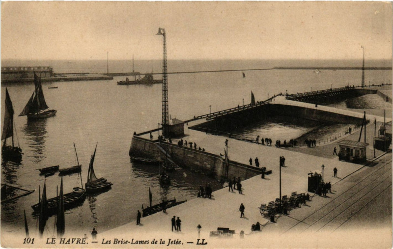 Carte postale ancienne Le Havre-Les Brise-LAmes de la Jetée au Havre