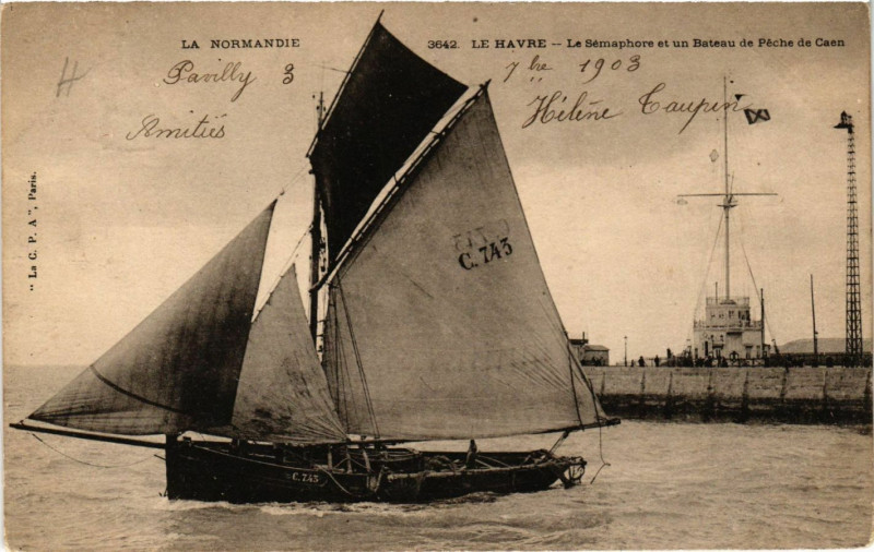 Carte postale ancienne Le Havre-Le Semaphore et un Bateau de Peche de Caen au Havre