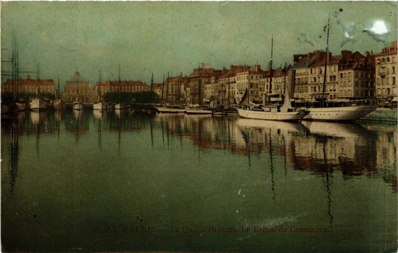 Carte postale ancienne Le Havre-Le Quai d'Orleans. Le Bassin du Commerce au Havre