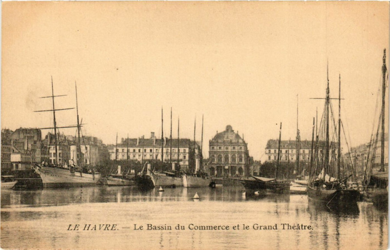 Carte postale ancienne Le Havre-Le Bassin du Commerce et le Grand Theatre au Havre