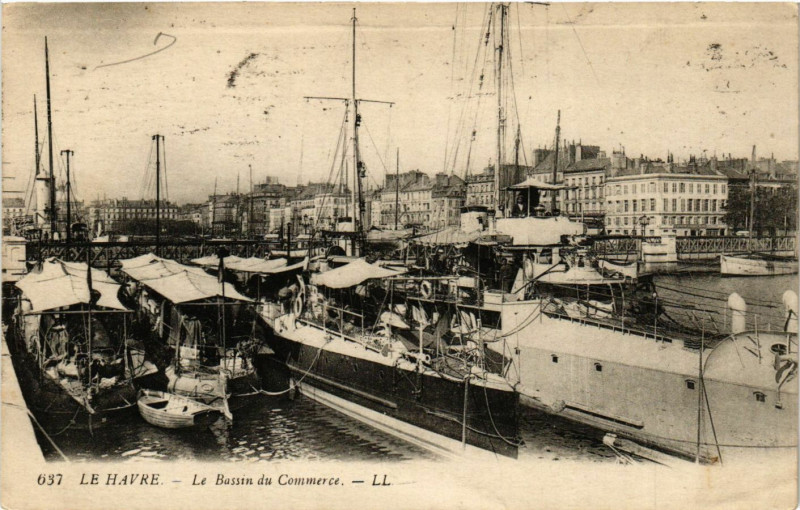 Carte postale ancienne Le Havre-Le Bassin du Commerce au Havre
