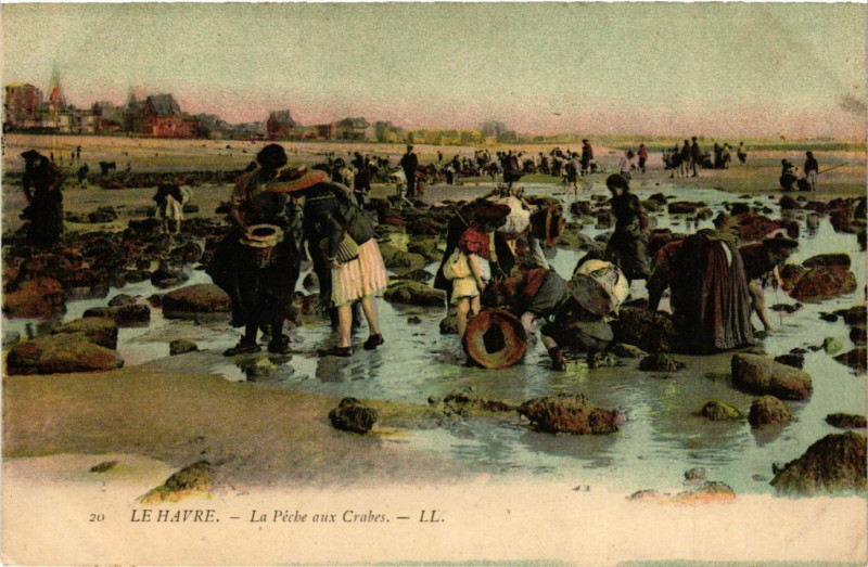 Carte postale ancienne Le Havre-La Peche aux Crabes au Havre