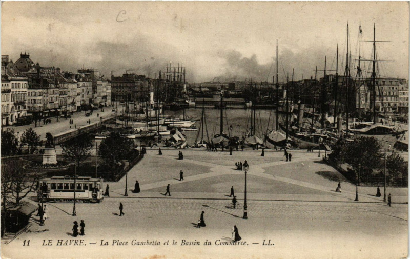 Carte postale ancienne Le Havre-La Place Gambetta et le Bassin du Commerce au Havre