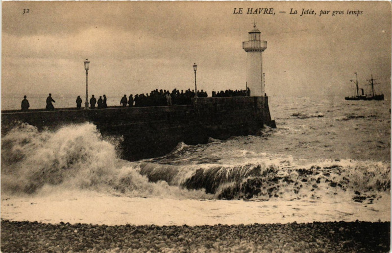 Carte postale ancienne Le Havre-La Jetée par gros temps au Havre