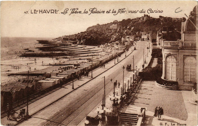 Carte postale ancienne Le Havre-La Heve la Falaise et la Mer vues du Casino au Havre