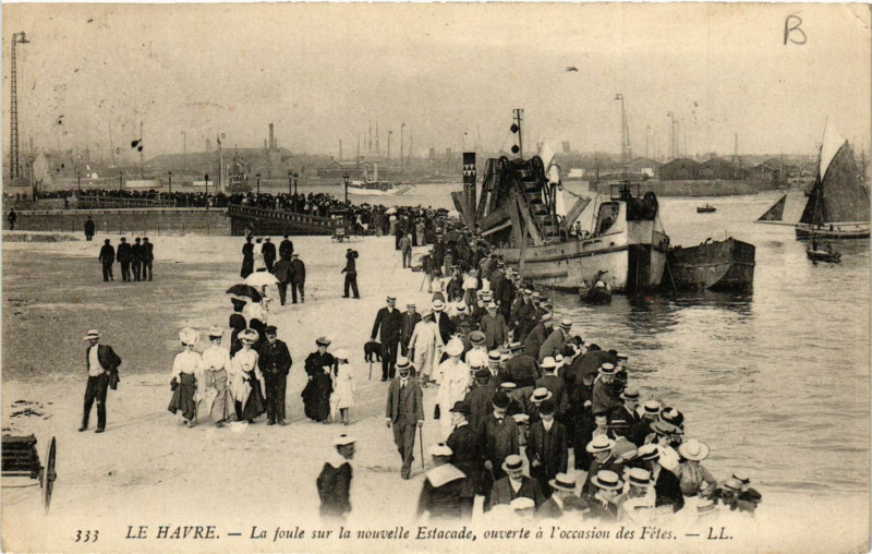 Carte postale ancienne Le Havre-La foule sur la nouvelle Estacade ouverte a l'occasion au Havre
