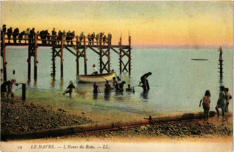 Carte postale ancienne Le Havre-L'Heure de Bain au Havre
