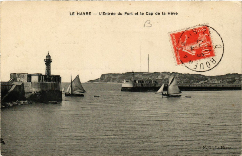 Carte postale ancienne Le Havre-L'Entrée du Port et le Cap de la Heve au Havre