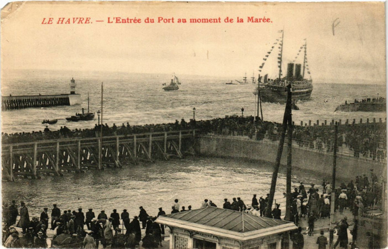 Carte postale ancienne Le Havre-L'Entrée du Port au moment de la Marée au Havre