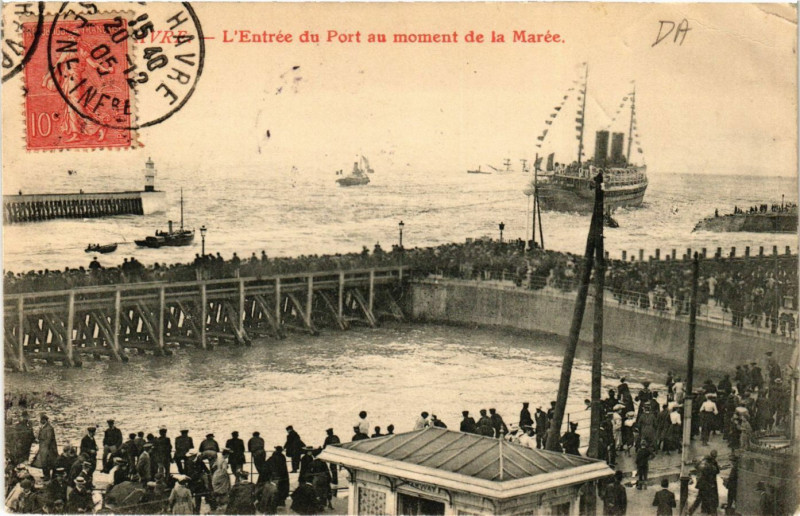 Carte postale ancienne Le Havre-L'Entrée du Port au moment de la Marée au Havre