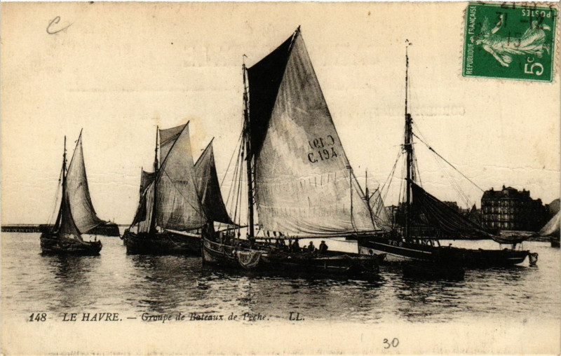 Carte postale ancienne Le Havre-Groupe de Bateaux de Peche au Havre
