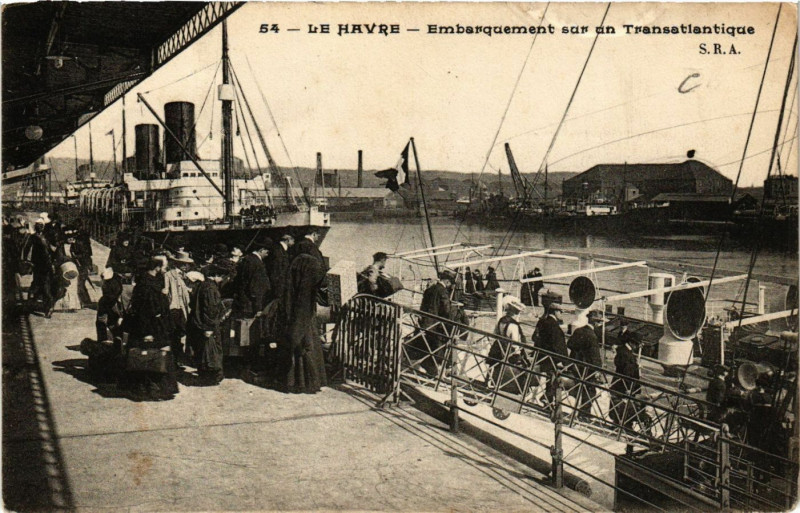 Carte postale ancienne Le Havre-Embarquement sur un Transatlantique au Havre