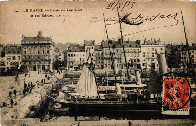 Carte postale ancienne Le Havre-Bassin du Commerce et rue Edouard Larue au Havre
