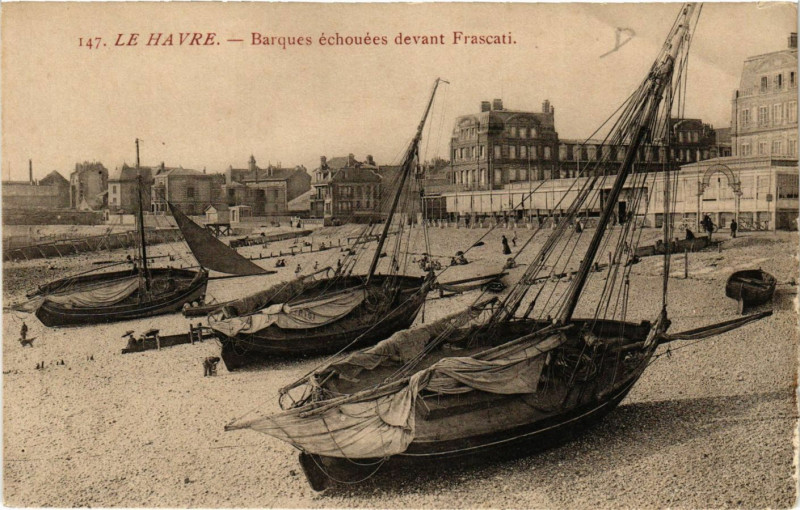 Carte postale ancienne Le Havre-Barques echouées devant Frascati au Havre