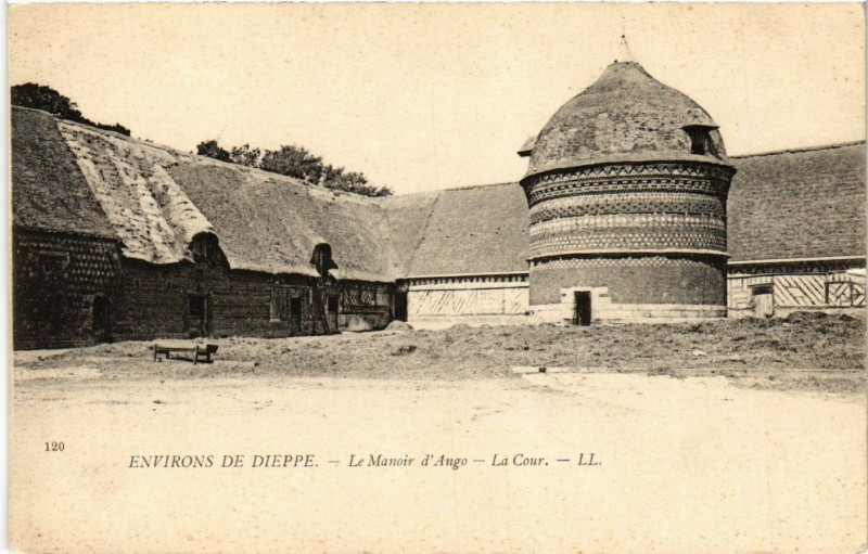 Carte postale ancienne Env. de Dieppe-Le Manoir d'Ango La Cour à Dieppe