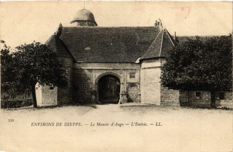 Carte postale ancienne Env. de Dieppe-Le Manoir d'Ango L'Entrée à Dieppe
