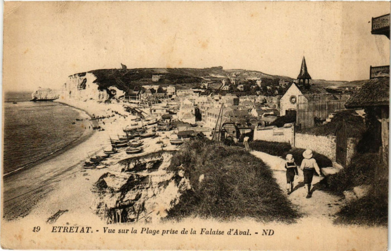 Carte postale ancienne Etretat-Vue sur la Plage prise de la Falaise d'Aval à Étretat