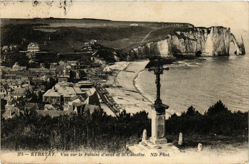 Carte postale ancienne Etretat-Vue sur la Falaise d'Aval et le Calvaire à Étretat