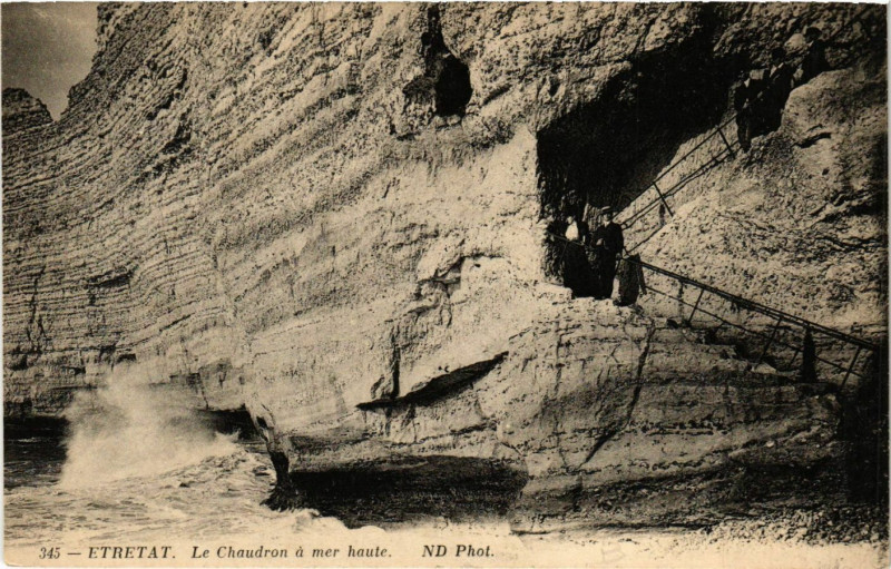 Carte postale ancienne Etretat-Le Chaudron a mer haute à Étretat