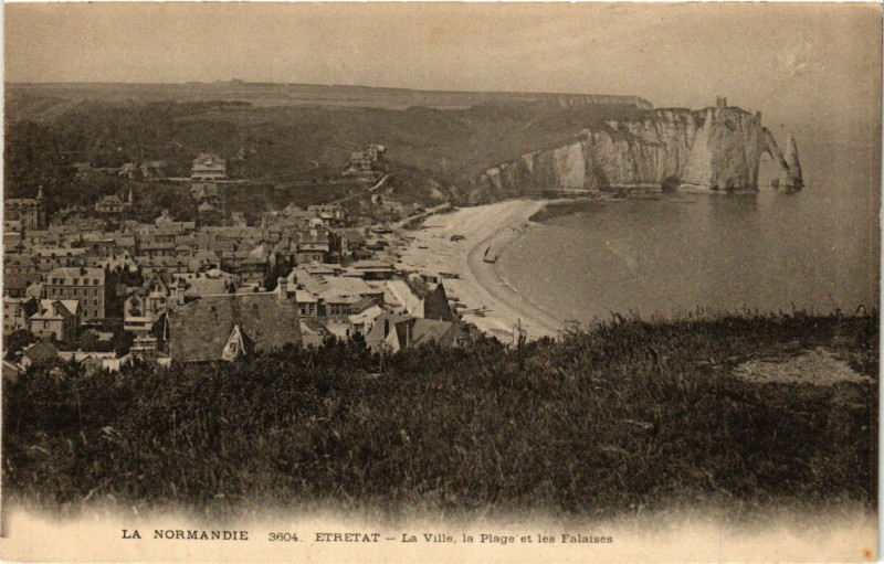Carte postale ancienne Etretat-La Ville la Plage et les Falaises à Étretat