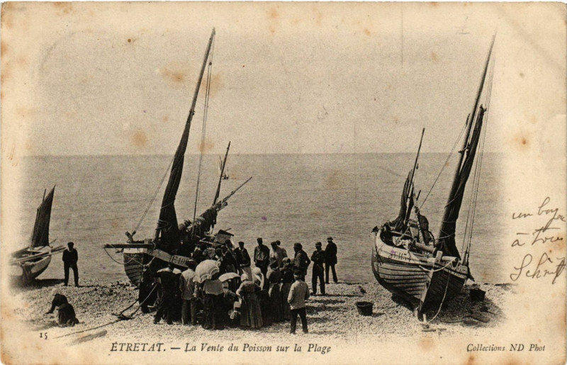 Carte postale ancienne Etretat-La Vente du Poisson sur la Plage à Étretat